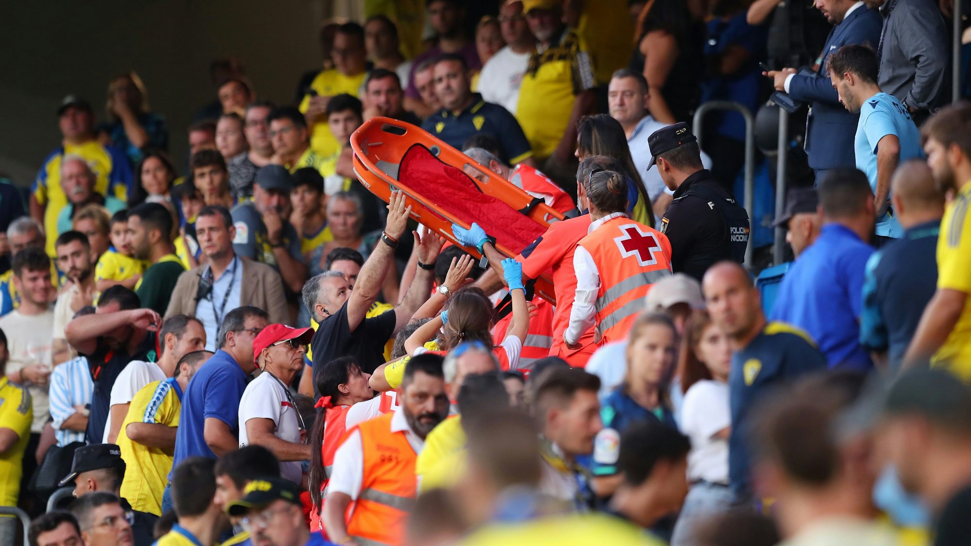Ein Fan wird auf der Tribüne von Sanitätern versorgt