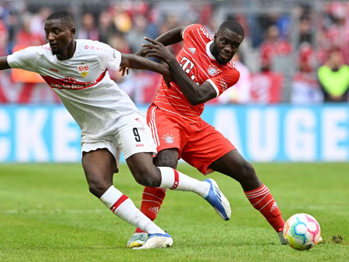 Bayern Münchens Verteidiger Dayot Upamecano gegen Stuttgart-Stürmer Serhou Guirassy.