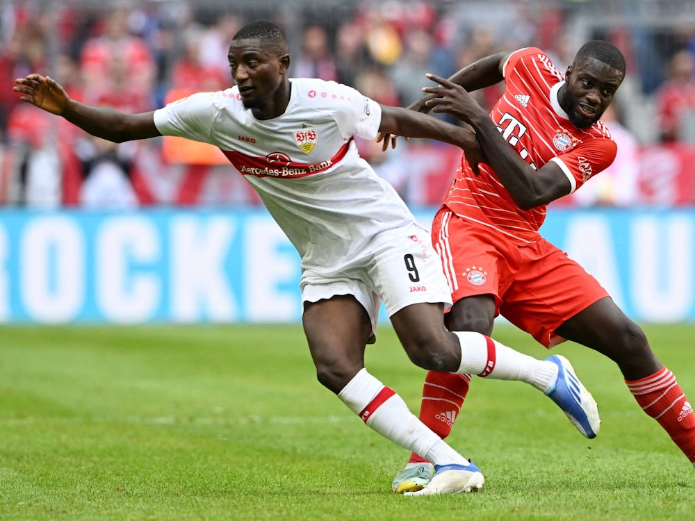 Bayern Münchens Verteidiger Dayot Upamecano gegen Stuttgart-Stürmer Serhou Guirassy.