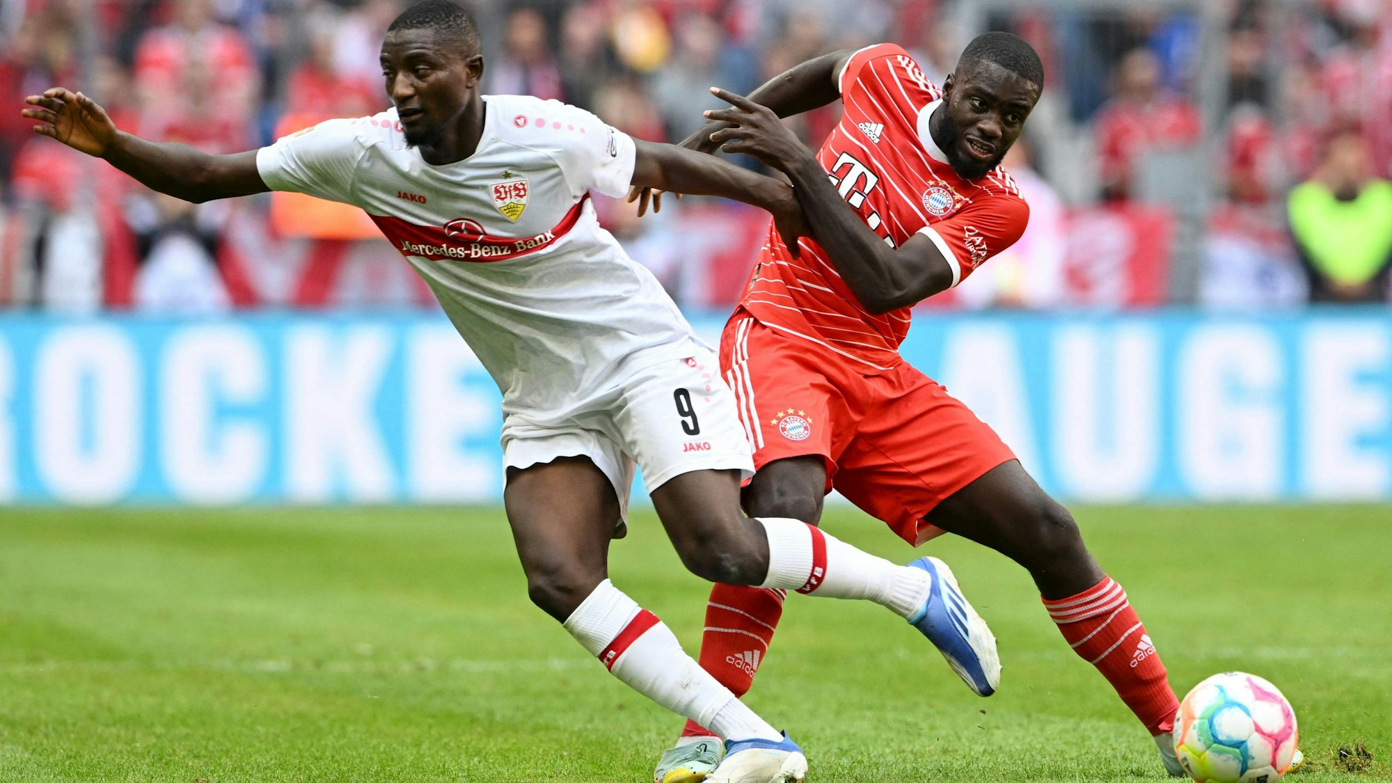 Bayern Münchens Verteidiger Dayot Upamecano gegen Stuttgart-Stürmer Serhou Guirassy.