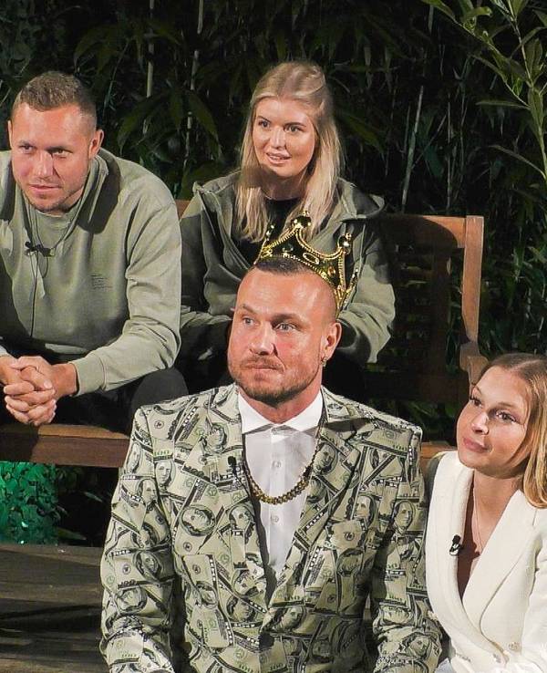 Sommerhaus der Stars 2022: Patrick Romer und Antonia Hemmer (l.), Eric Sindermann und Katharina Hambuechen (vorne), Doris Büld und Mario Basler bei der Nominierung
