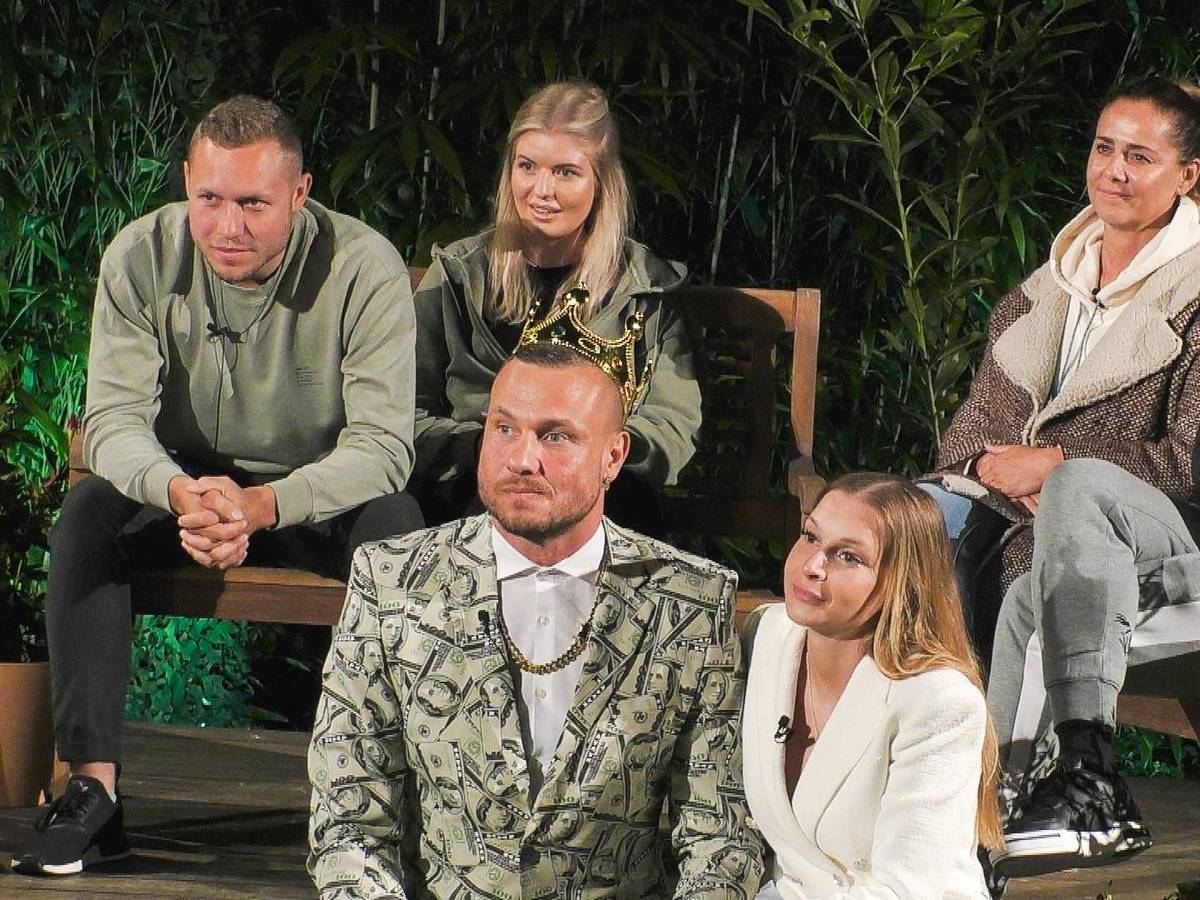 Sommerhaus der Stars 2022: Patrick Romer und Antonia Hemmer (l.), Eric Sindermann und Katharina Hambuechen (vorne), Doris Büld und Mario Basler bei der Nominierung