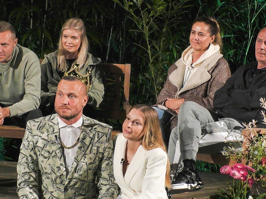 Sommerhaus der Stars 2022:  Patrick Romer und Antonia Hemmer (l.), Eric Sindermann und Katharina Hambuechen (vorne), Doris Büld und Mario Basler bei der Nominierung