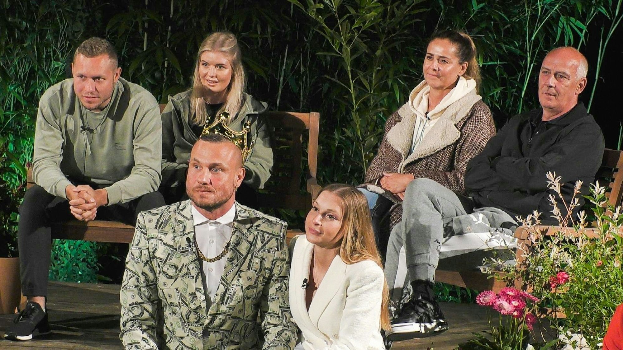 Sommerhaus der Stars 2022: Patrick Romer und Antonia Hemmer (l.), Eric Sindermann und Katharina Hambuechen (vorne), Doris Büld und Mario Basler bei der Nominierung