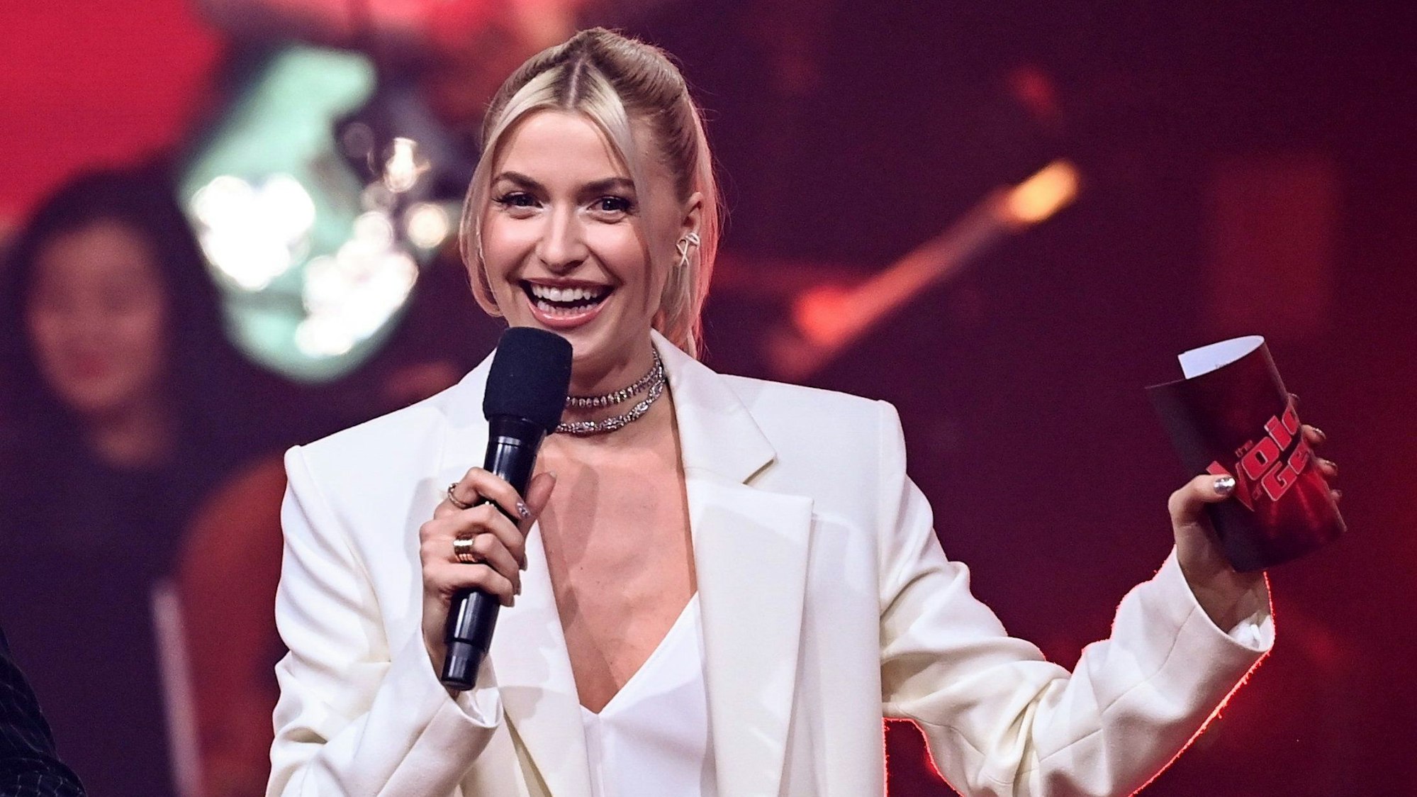 Model und Moderatorin Lena Gercke, hier im Dezember 2021, macht eine mysteriöse Ankündigung. Auf dem Foto moderiert sie die Castingshow "The Voice of Germany 2021".