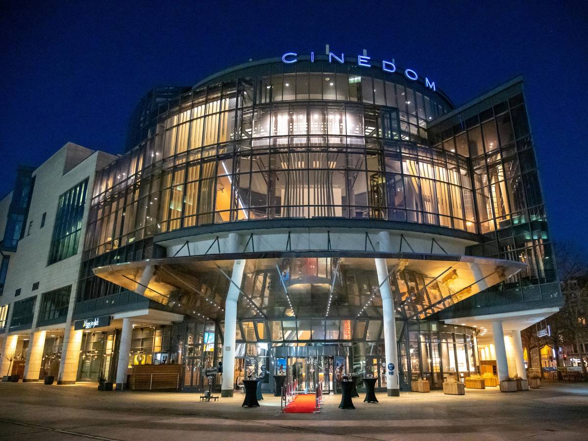 Das Cinedom-Kino ist trotz Schließung hell erleuchtet.