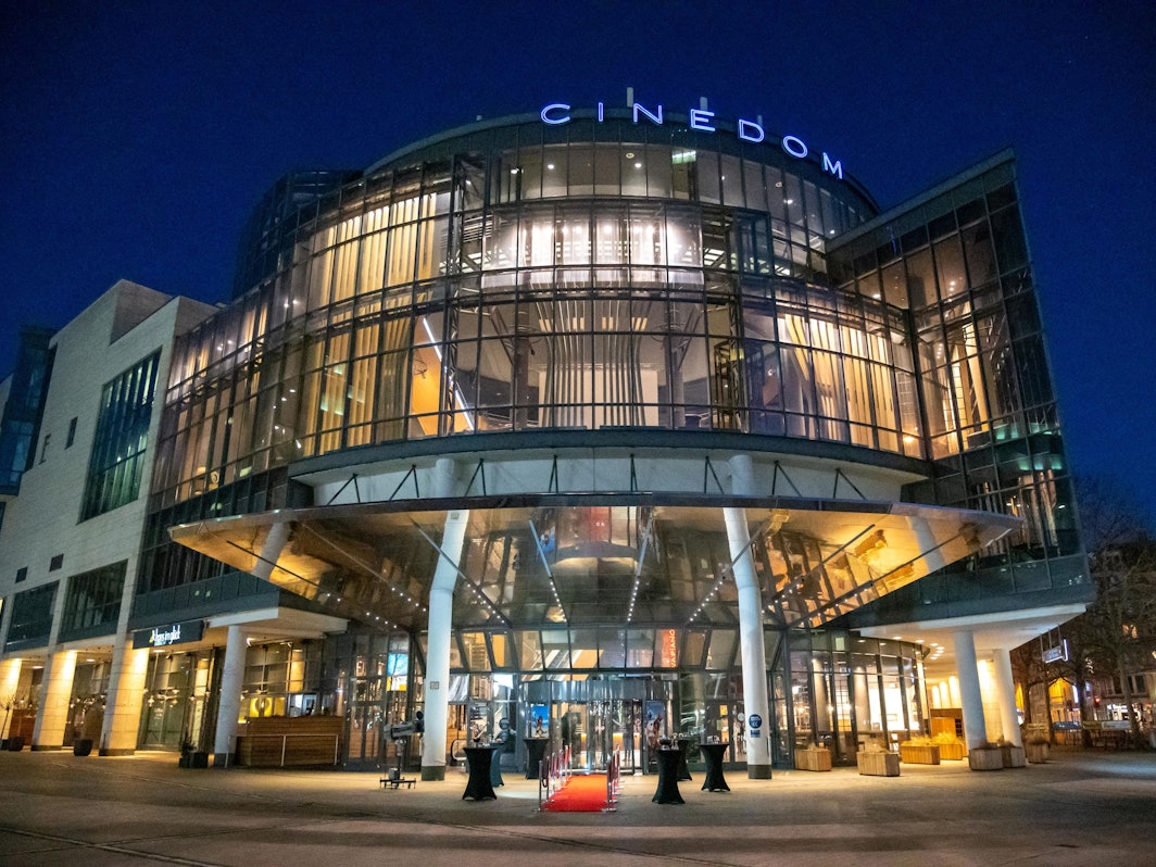 Das Cinedom-Kino ist trotz Schließung hell erleuchtet.