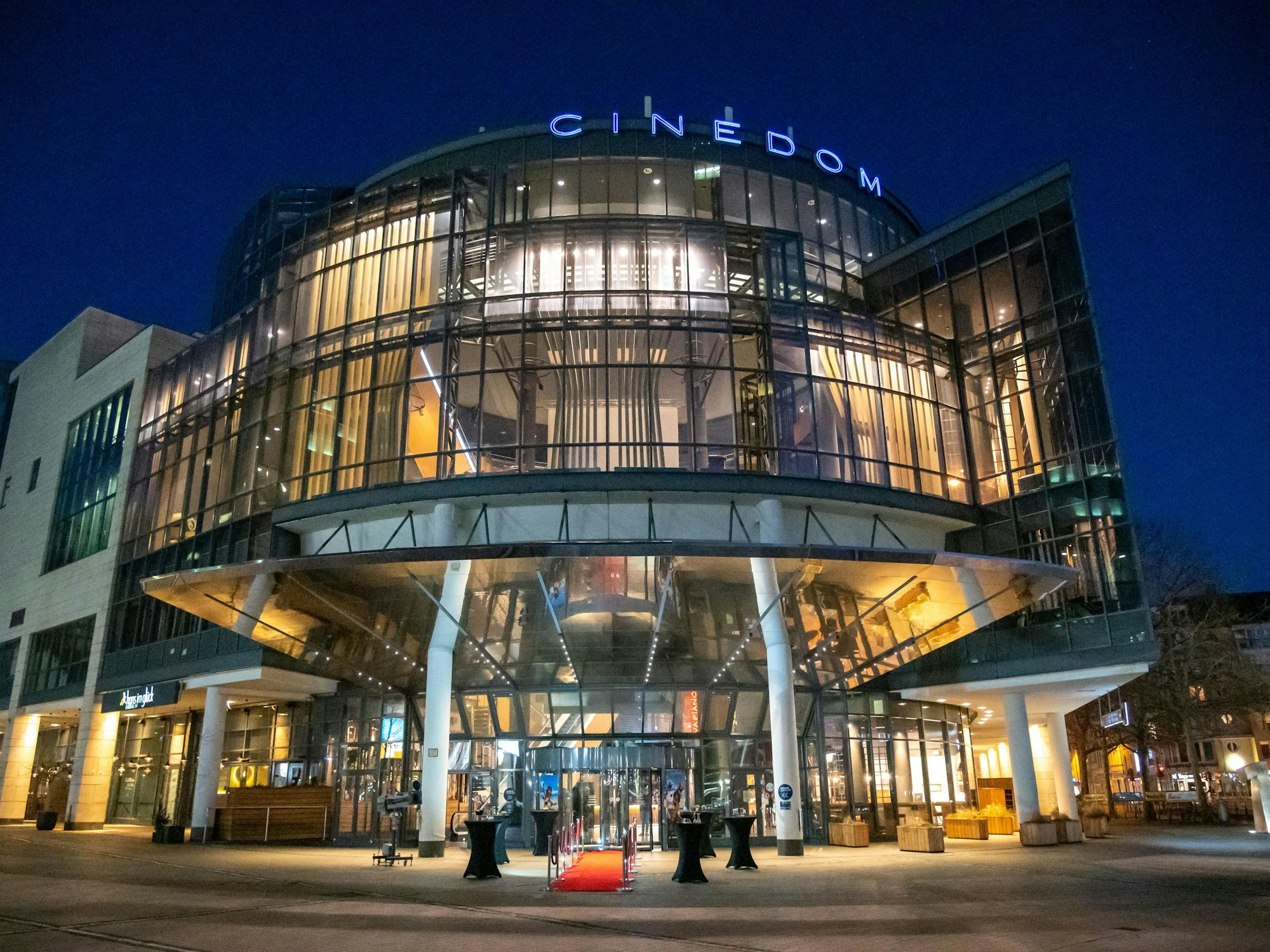 Das Cinedom-Kino ist trotz Schließung hell erleuchtet.