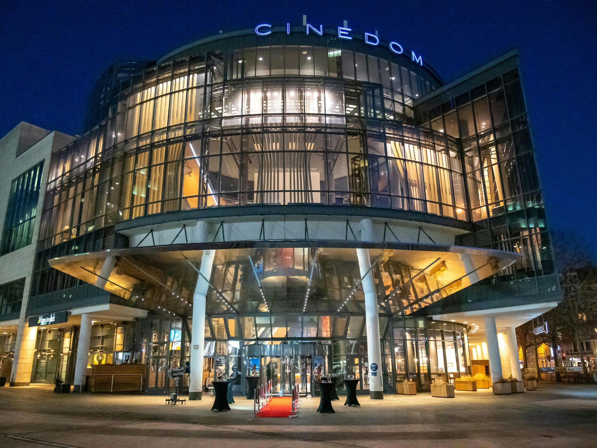 Das Cinedom-Kino ist trotz Schließung hell erleuchtet.