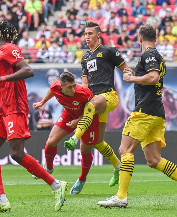 Leipzigs Willi Orban (2.v.l.) kann sich gegen Nico Schlotterbeck (BVB) druchsetzen und macht das 1:0.