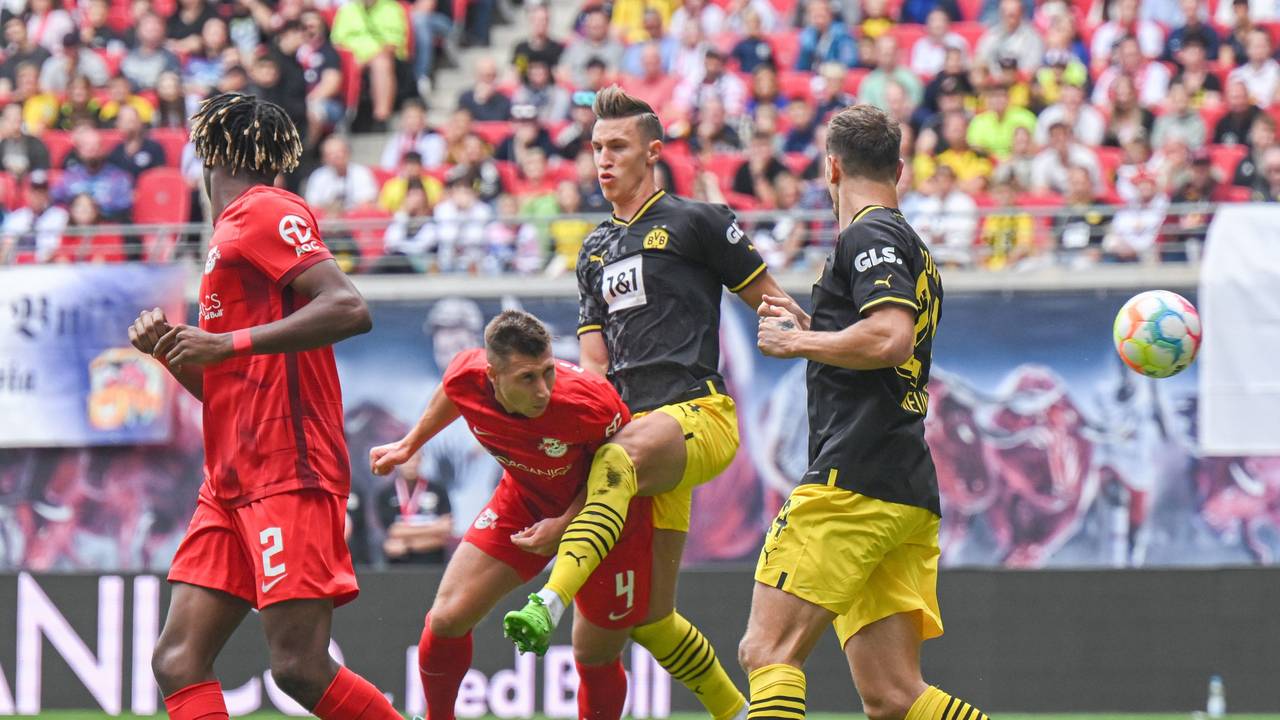 Leipzigs Willi Orban (2.v.l.) kann sich gegen Nico Schlotterbeck (BVB) druchsetzen und macht das 1:0.