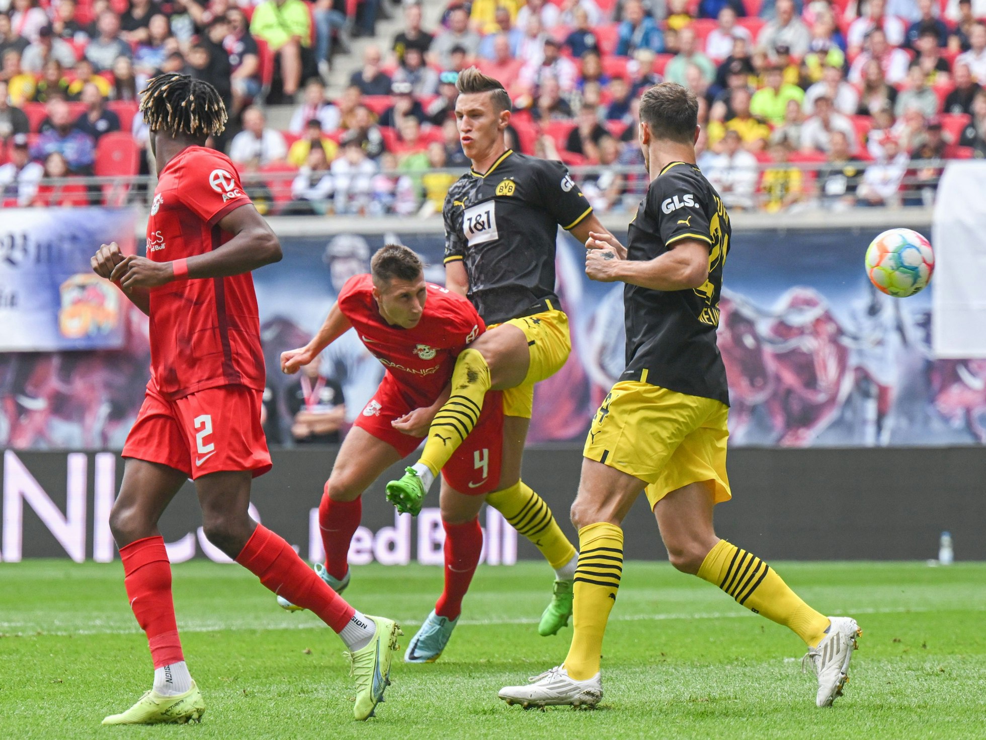 Leipzigs Willi Orban (2.v.l.) kann sich gegen Nico Schlotterbeck (BVB) druchsetzen und macht das 1:0.