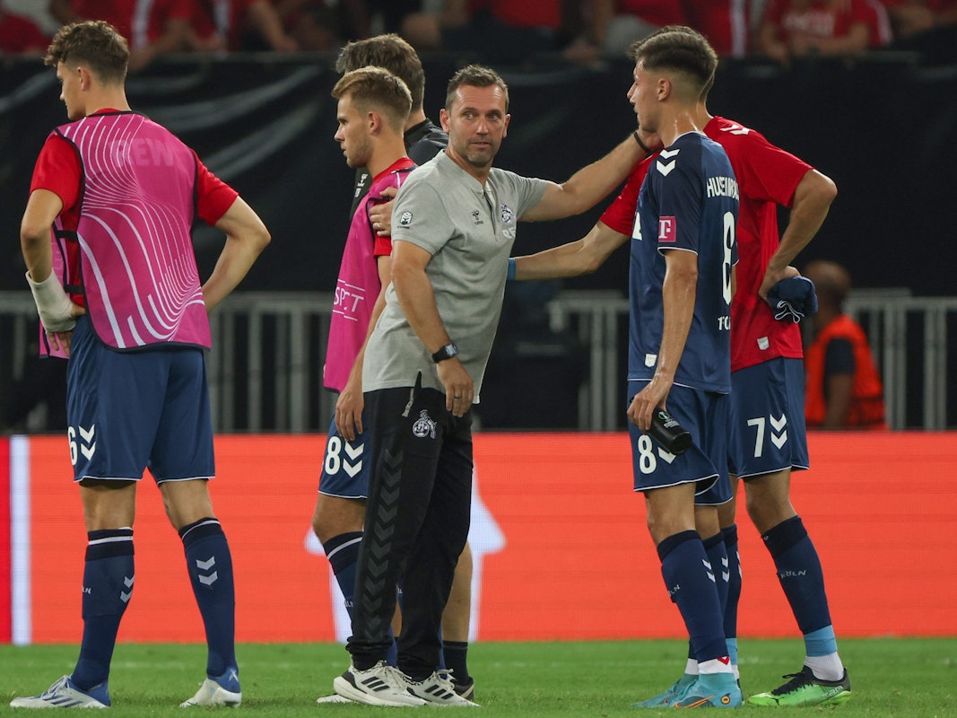 Kölns Co-Trainer Andre Pawlak (l-r) und Denis Huseinbasic reagieren bei Spielende.