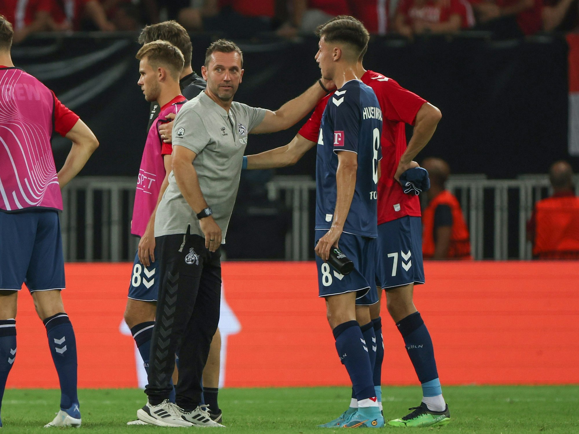 Kölns Co-Trainer Andre Pawlak (l-r) und Denis Huseinbasic reagieren bei Spielende.