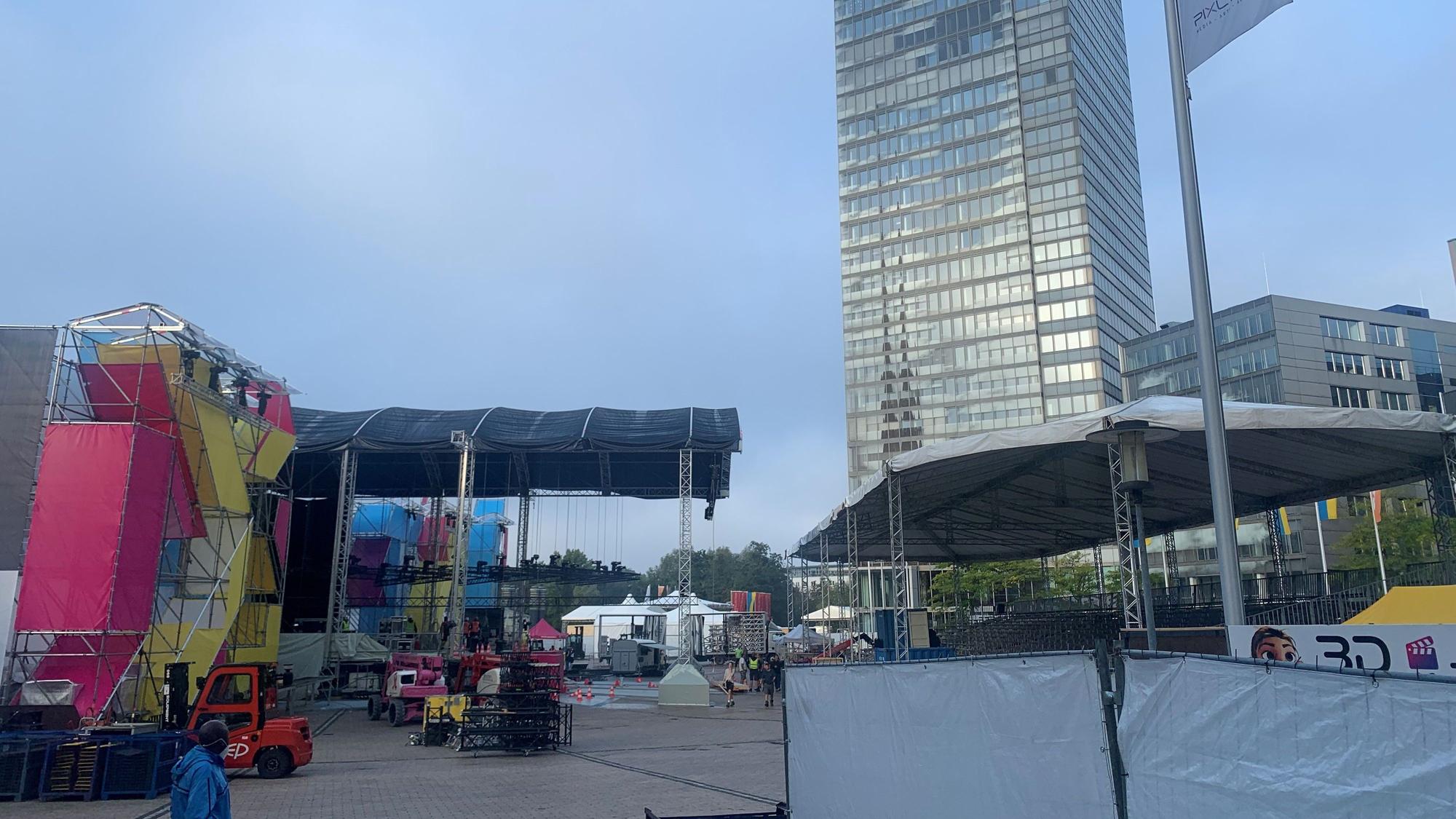 Die Vorbereitungen für die Digital X laufen. Am Mediapark werden die Inspiration Stage und die Magenta Stage aufgebaut.