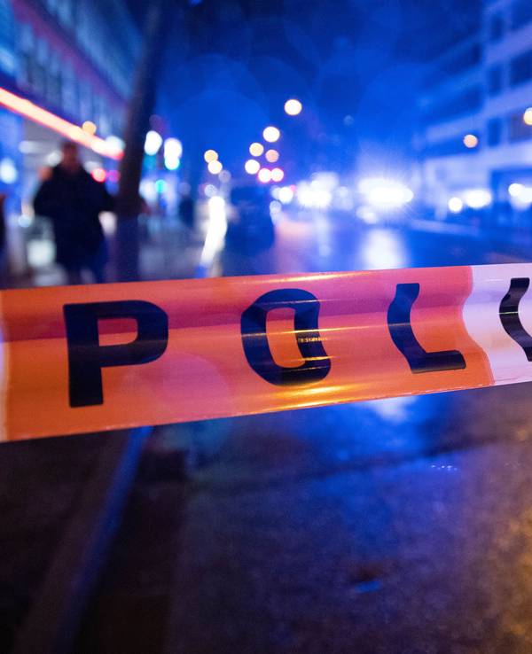 Ein Polizei-Absperrband ist über eine Straße in Bielefeld gespannt.