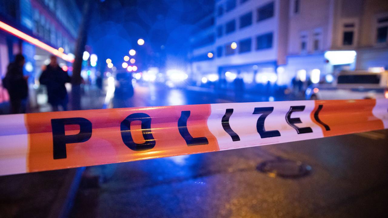 Ein Polizei-Absperrband ist über eine Straße in Bielefeld gespannt.