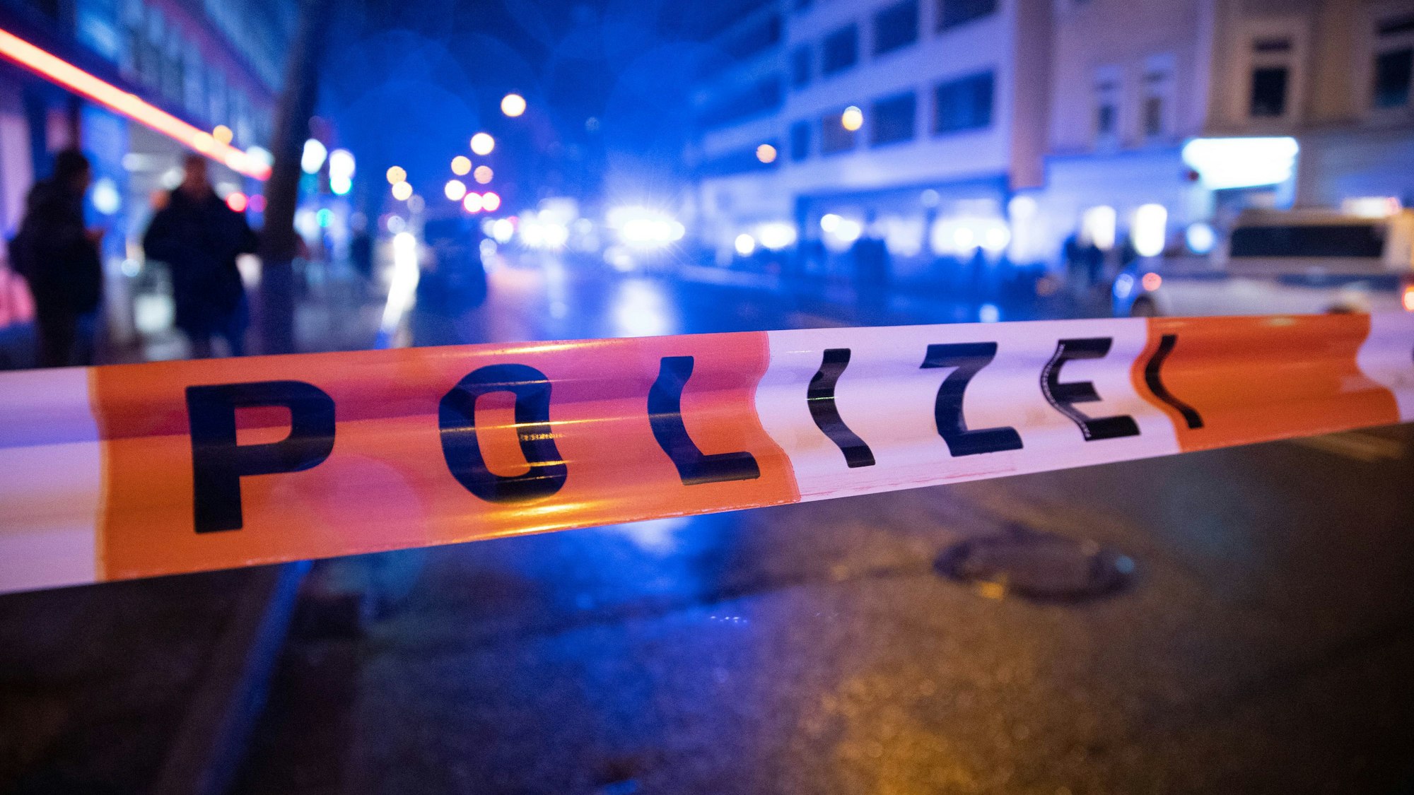 Ein Polizei-Absperrband ist über eine Straße gespannt, wie dieses undatierte Symbolbild zeigt.