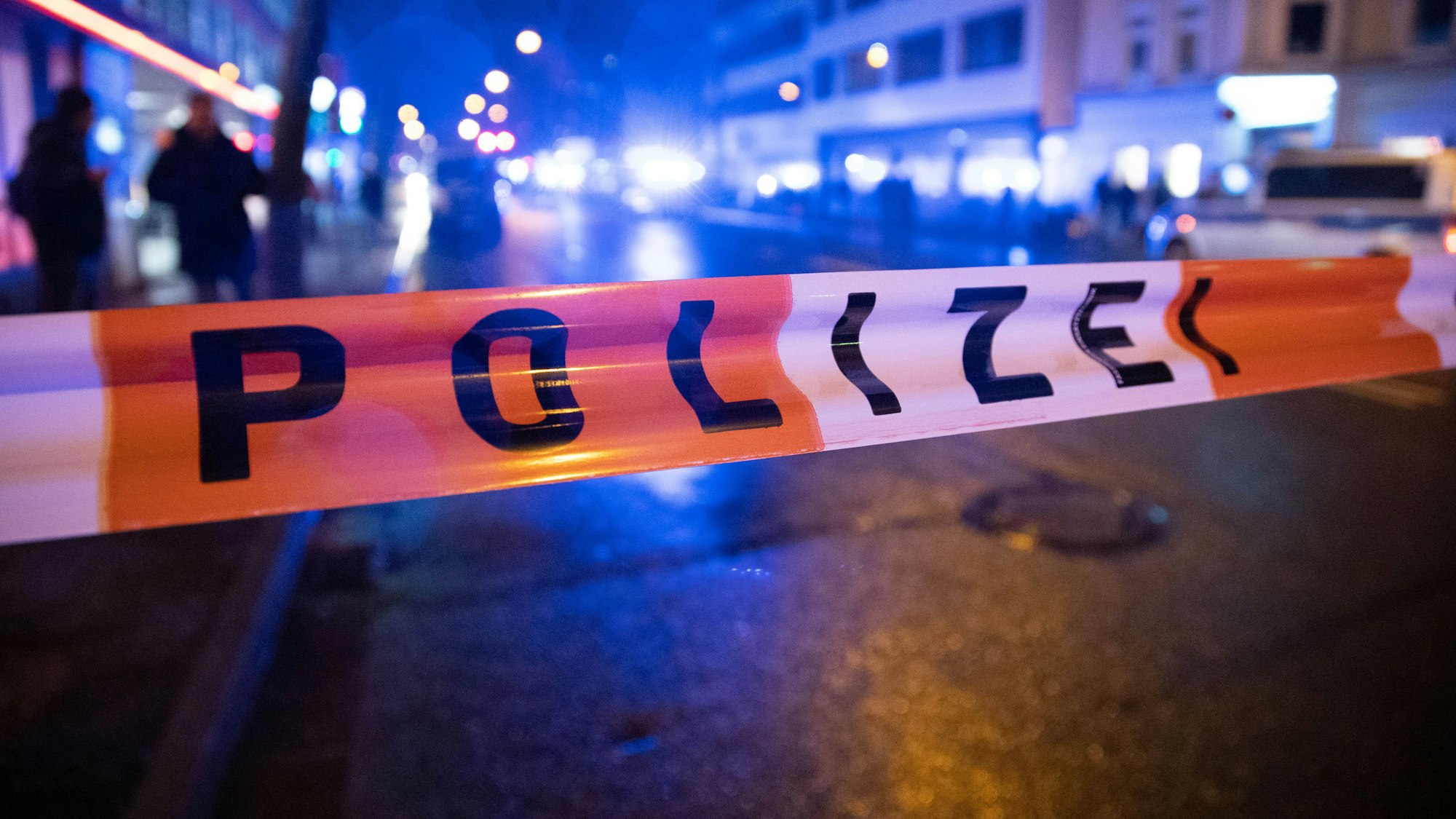 Ein Polizei-Absperrband ist über eine Straße in Bielefeld gespannt.