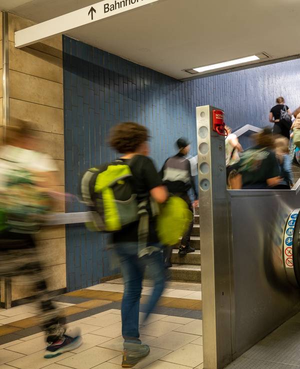 Menschen gehen am Kölner Hauptbahnhof eine Treppe hoch.