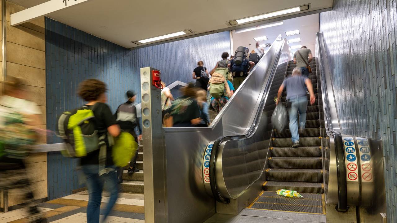 Menschen gehen am Kölner Hauptbahnhof eine Treppe hoch.