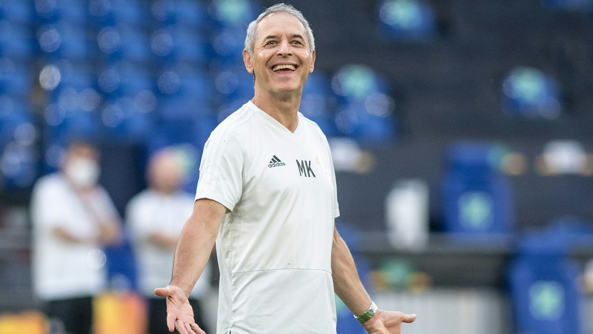 Trainer Marcel Koller gestikuliert auf dem Rasen.