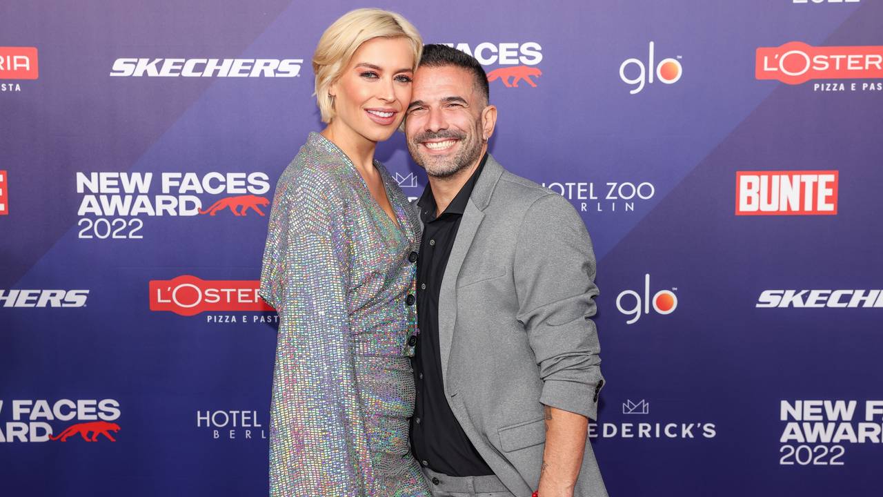 Marc Terenzi und Verena Kerth lüften bei den Bunte New Faces Awards im September 2022 das Liebesgeheimnis. Sie posieren in Anzug und Glitzerkleid vor den Kameras. Marc Terenzi und Verena Kerth (hier 2022 bei den Bunte New Faces Awards) sind kein Paar mehr. Nun gibt es offenbar Zoff ums Geld.