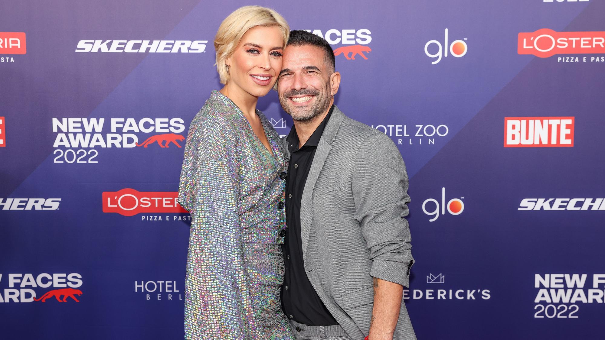 Marc Terenzi und Verena Kerth lüften bei den „Bunte New Faces Awards“ im September 2022 das Liebesgeheimnis. Sie posieren in Anzug und Glitzerkleid vor den Kameras.