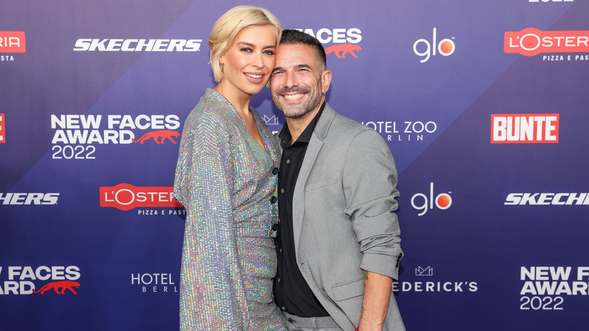 Marc Terenzi und Verena Kerth lüften bei den „Bunte New Faces Awards“ im September 2022 das Liebesgeheimnis. Sie posieren in Anzug und Glitzerkleid vor den Kameras.
