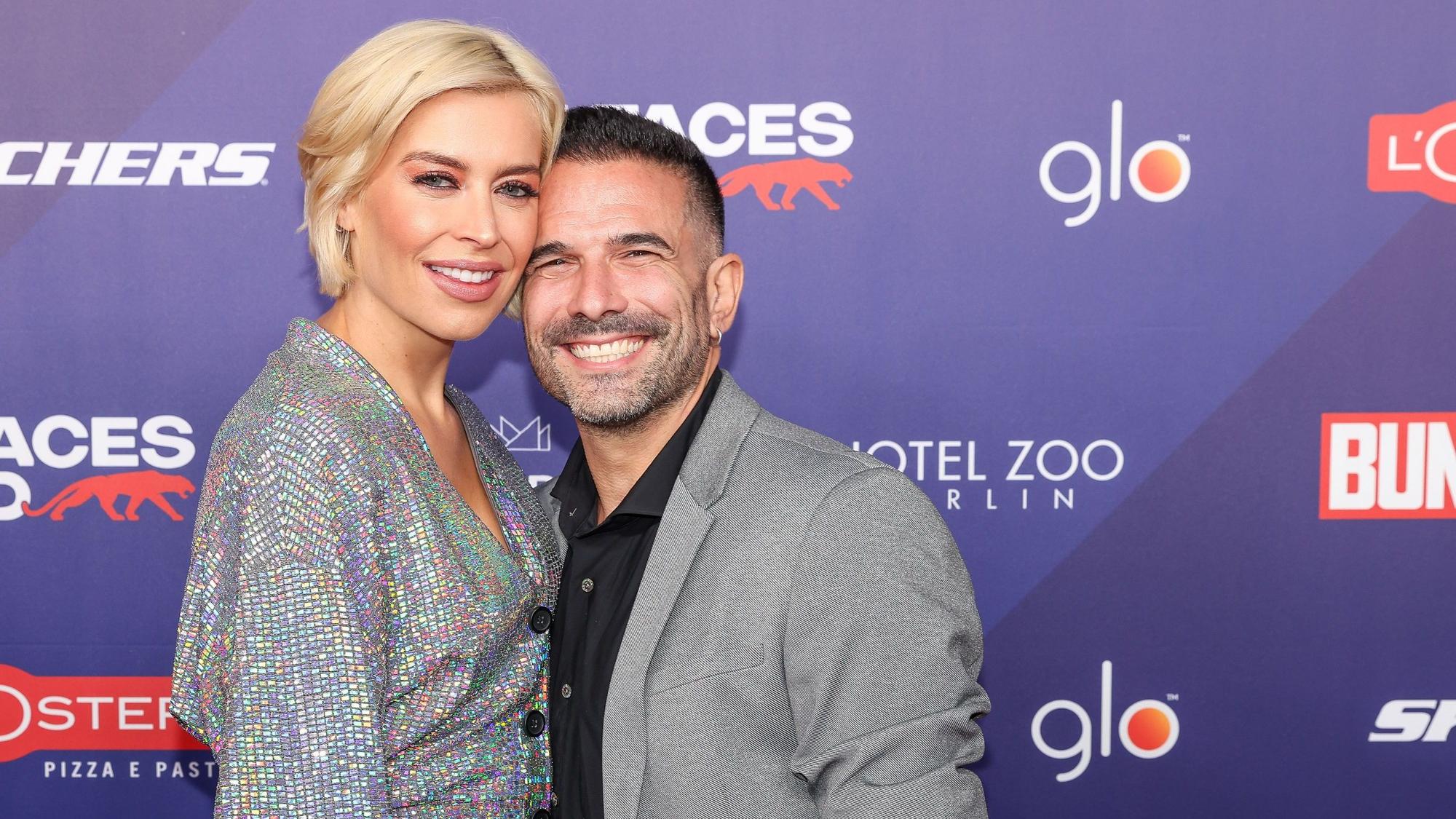 Marc Terenzi und Verena Kerth lüften bei den Bunte New Faces Awards im September 2022 das Liebesgeheimnis. Sie posieren in Anzug und Glitzerkleid vor den Kameras. Marc Terenzi und Verena Kerth (hier 2022 bei den Bunte New Faces Awards) sind kein Paar mehr. Nun gibt es offenbar Zoff ums Geld.