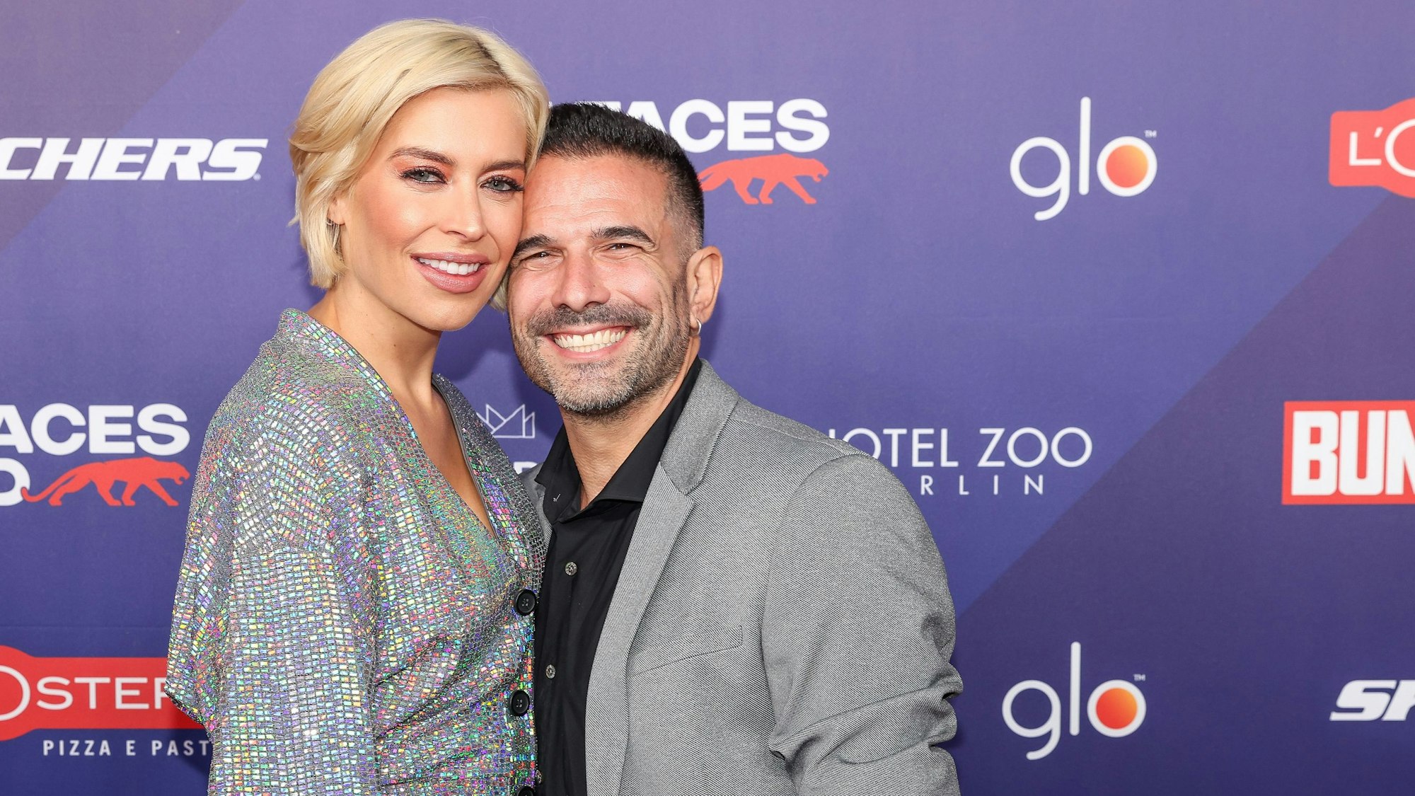 Marc Terenzi und Verena Kerth lüften bei den Bunte New Faces Awards im September 2022 das Liebesgeheimnis. Sie posieren in Anzug und Glitzerkleid vor den Kameras. Marc Terenzi und Verena Kerth (hier 2022 bei den Bunte New Faces Awards) sind kein Paar mehr. Nun gibt es offenbar Zoff ums Geld.