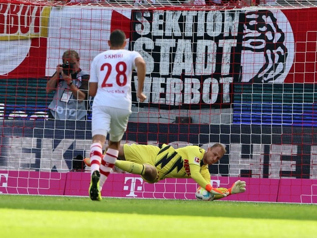 Marvin Schwäbe pariert den Berliner Strafstoß von Jordan Siebatcheu.