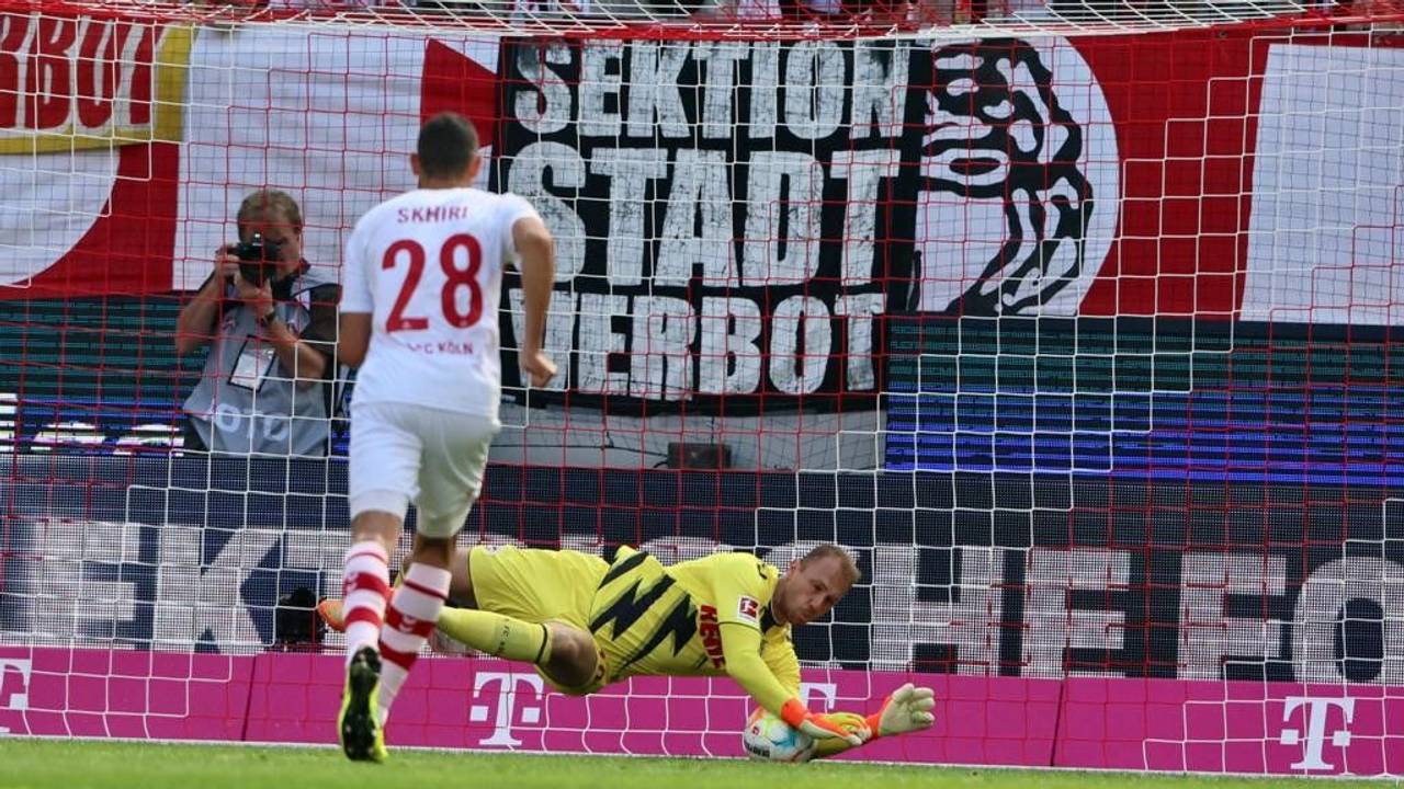 Marvin Schwäbe pariert den Berliner Strafstoß von Jordan Siebatcheu.