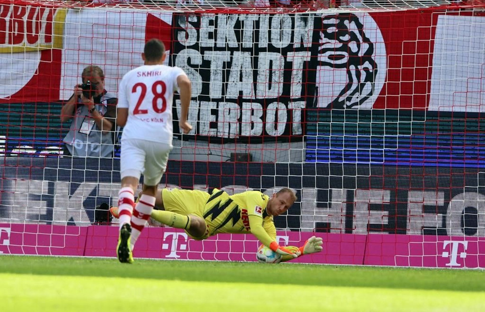 Marvin Schwäbe pariert den Berliner Strafstoß von Jordan Siebatcheu.
