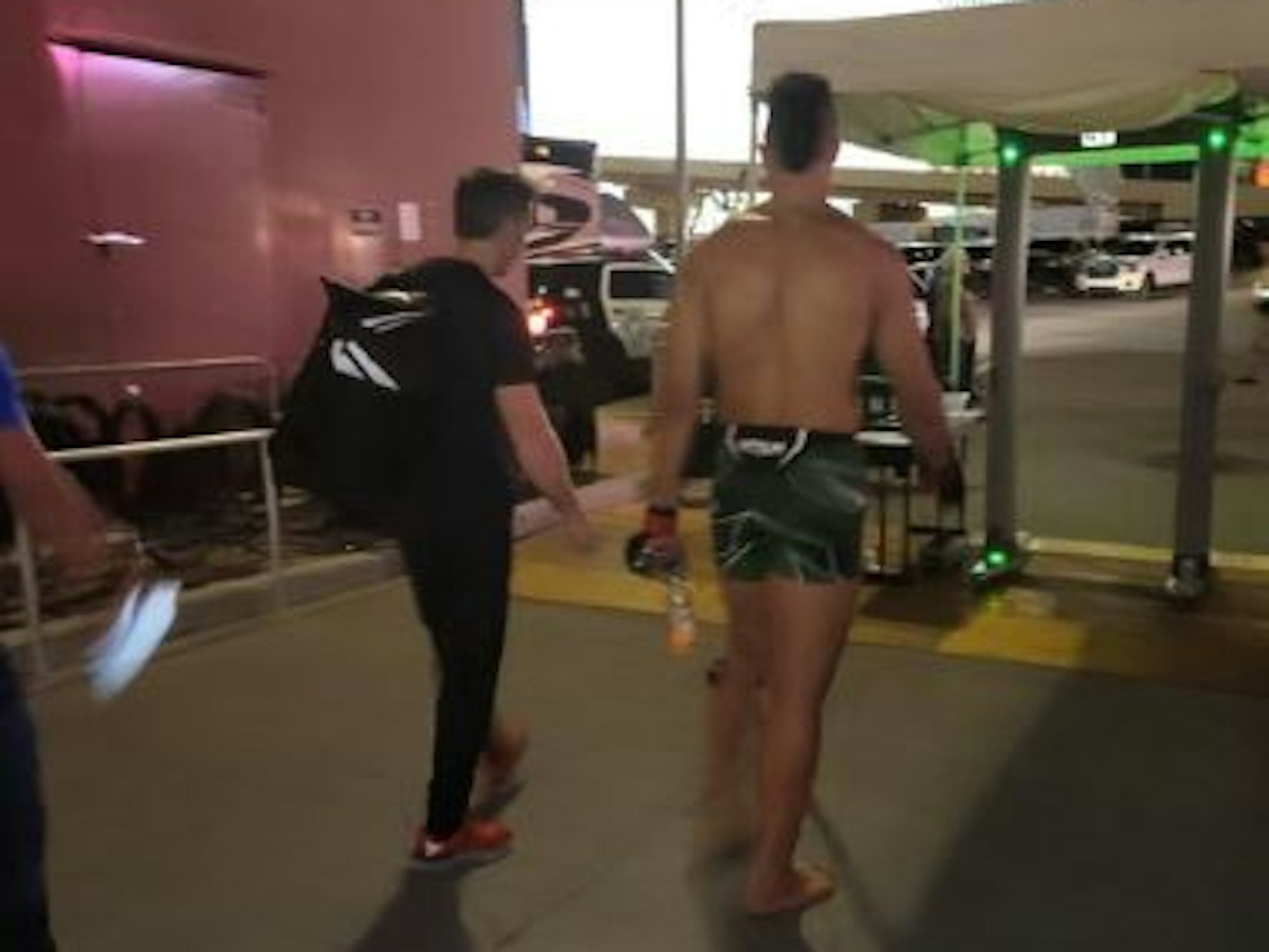 UFC-Kämpfer Johnny Walker verlässt ohne Schuhe die Arena in Las Vegas.