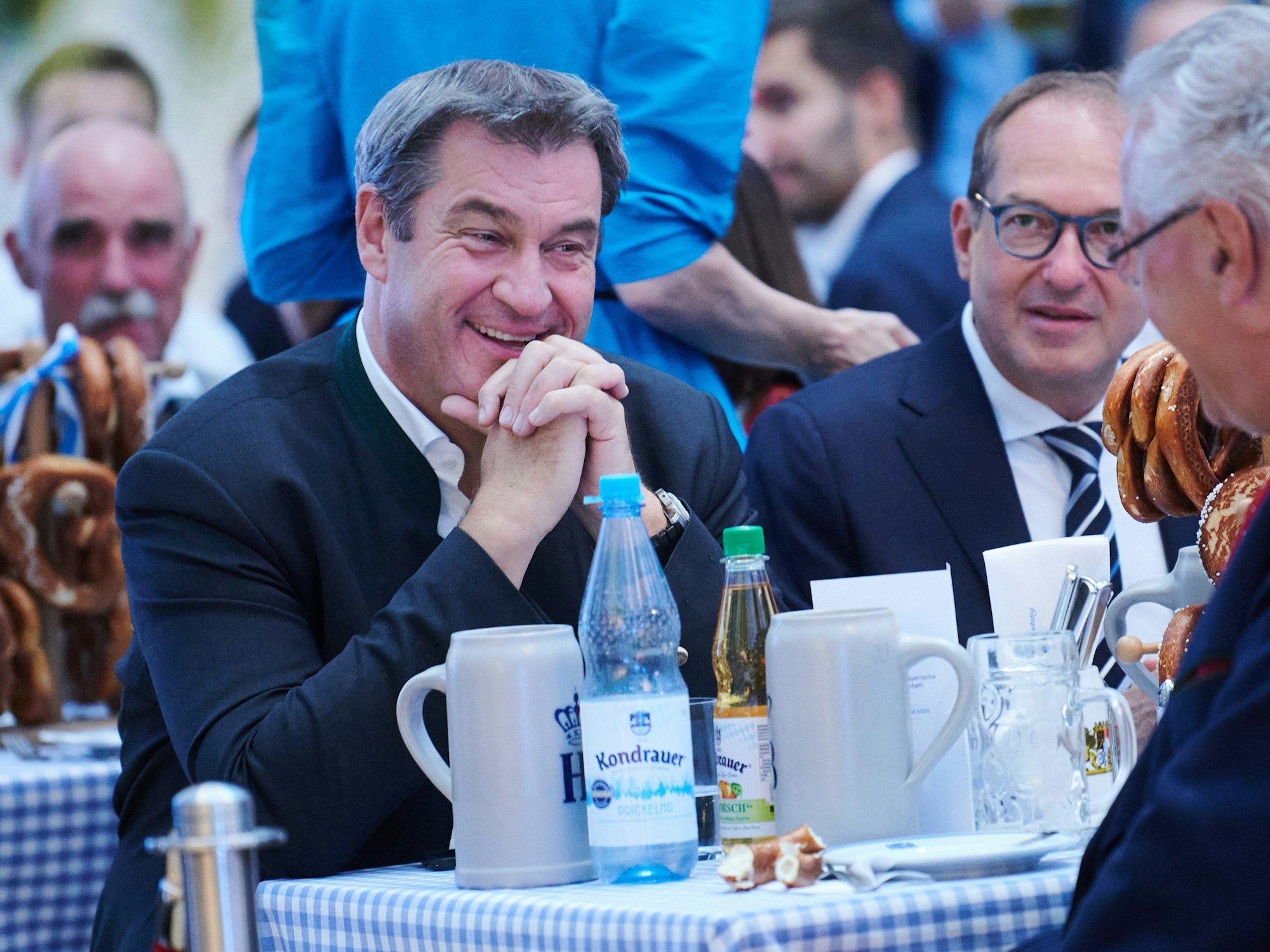 Markus Söder (CSU), Ministerpräsident von Bayern und CSU-Parteivorsitzender, sitzt Anfang September zum Berliner Auftakt des Münchner Oktoberfestes in der Bayerischen Landesvertretung und lacht.