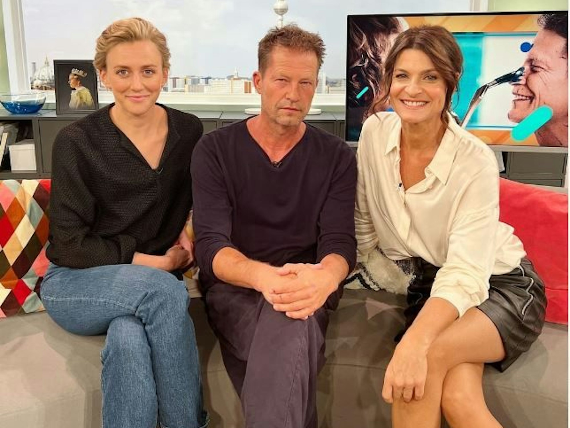 Die Schauspieler Franziska Machens und Til Schweiger sprechen im Sat.1-„Frühstücksfernsehen“ am 9. September 2022 mit Moderatorin Marlene Lufen (r.) über ihren Film „Lieber Kurt“.