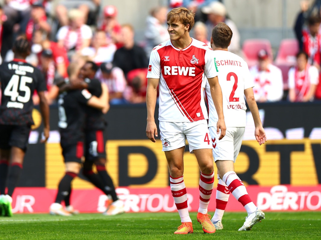 Timo Hübers schaut bedröppelt nach seinem Eigentor