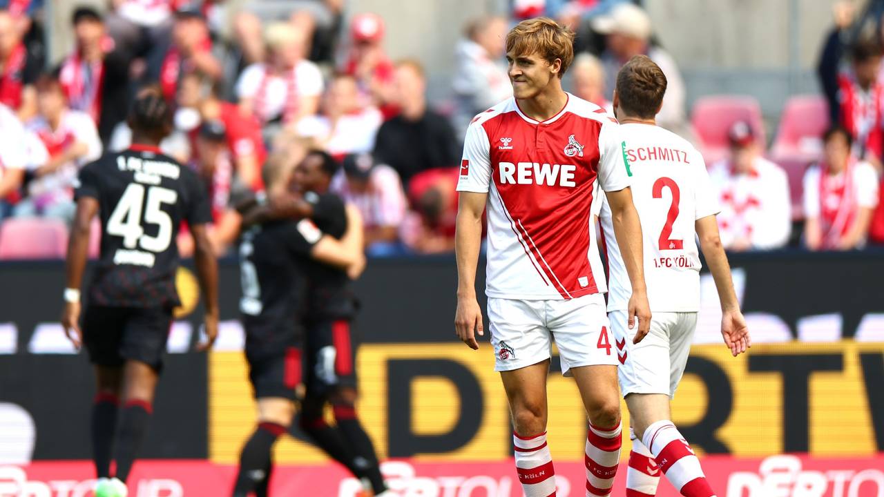 Timo Hübers schaut bedröppelt nach seinem Eigentor