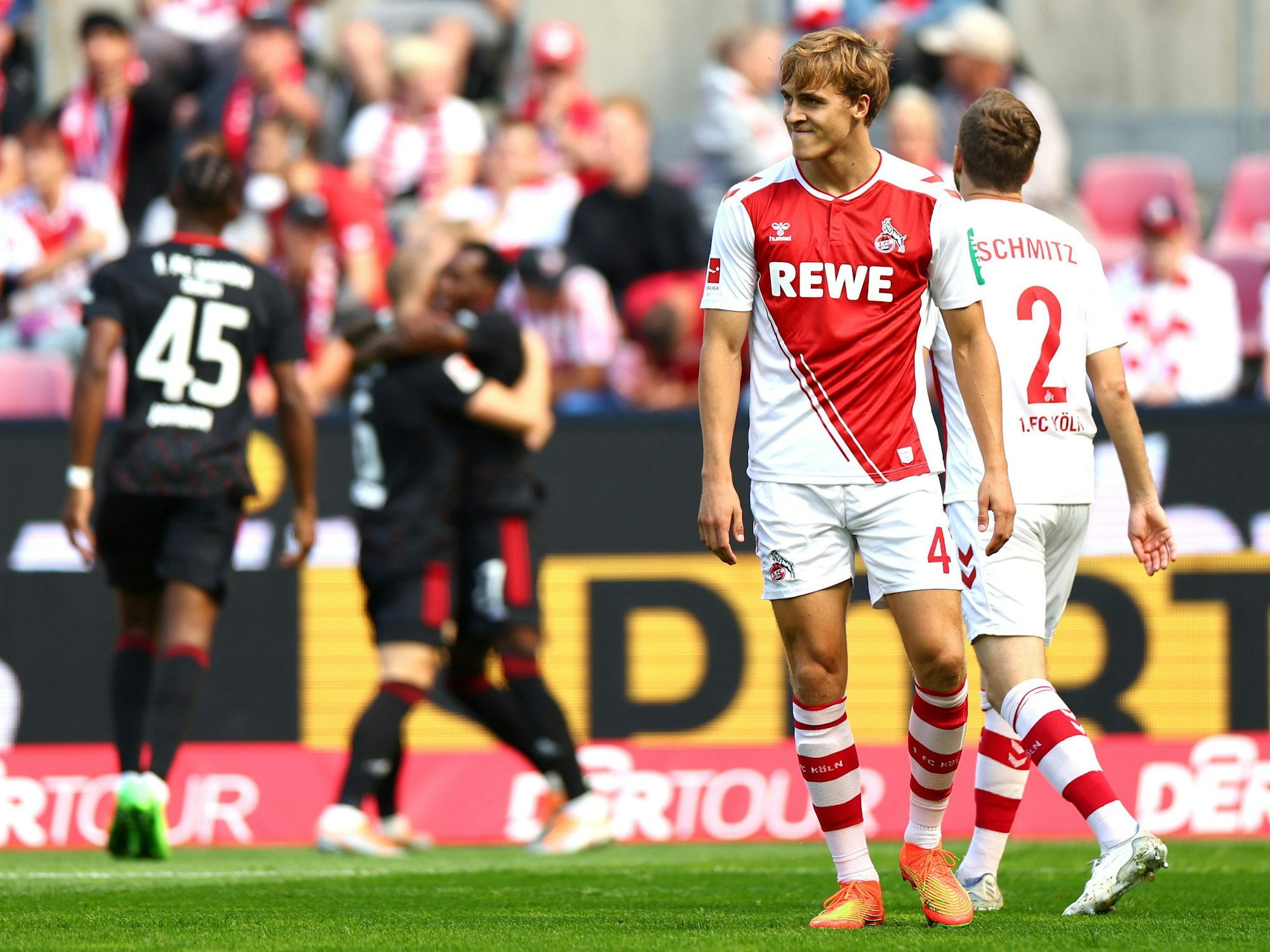 Timo Hübers schaut bedröppelt nach seinem Eigentor