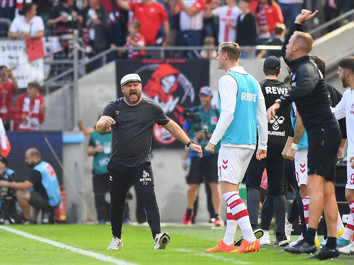 Steffen Baumgart läuft fluchend Richtung Mittellinie.