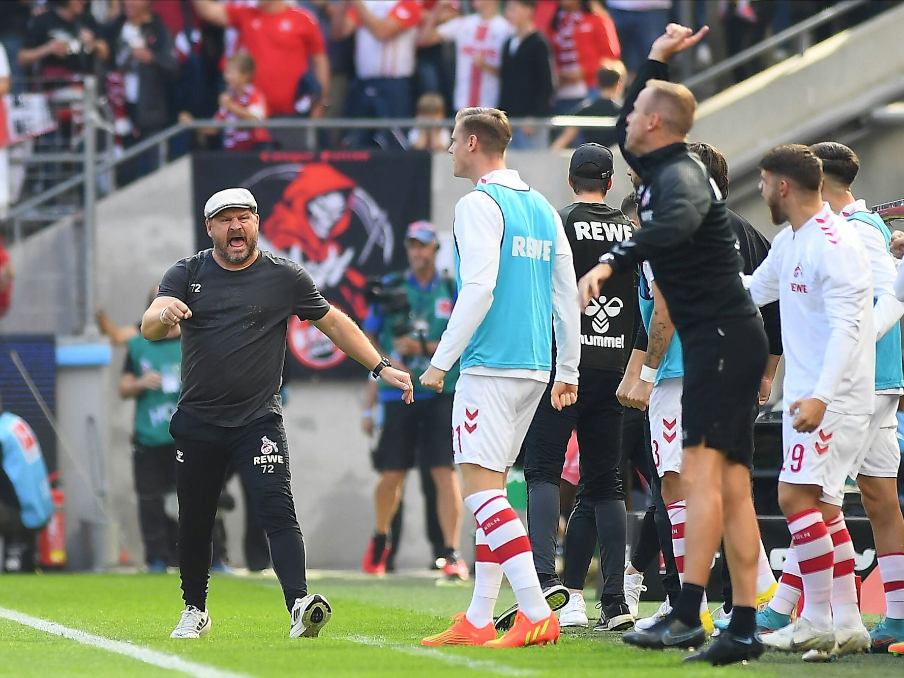 Steffen Baumgart läuft fluchend Richtung Mittellinie.