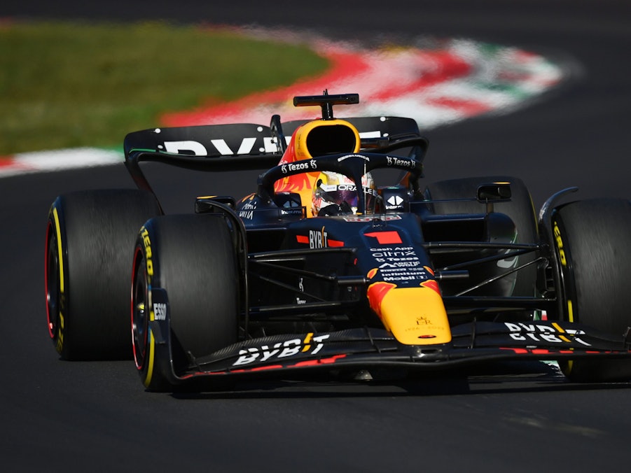 Max Verstappen steuert seinen Red-Bull-Boliden im Formel-1-Rennen von Monza.