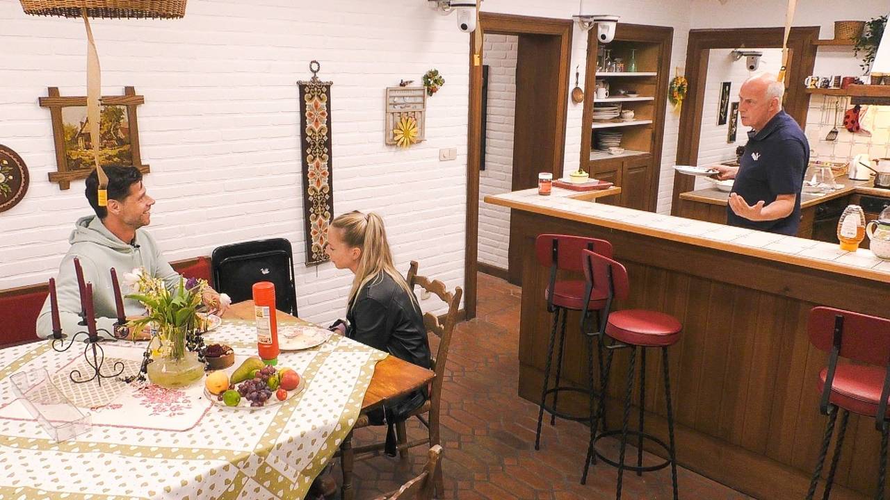 Sommerhaus der Stars 2022: Mario (r.) konfrontiert Stephen.
Die Verwendung des sendungsbezogenen Materials ist nur mit dem Hinweis und Verlinkung auf RTL+ gestattet.