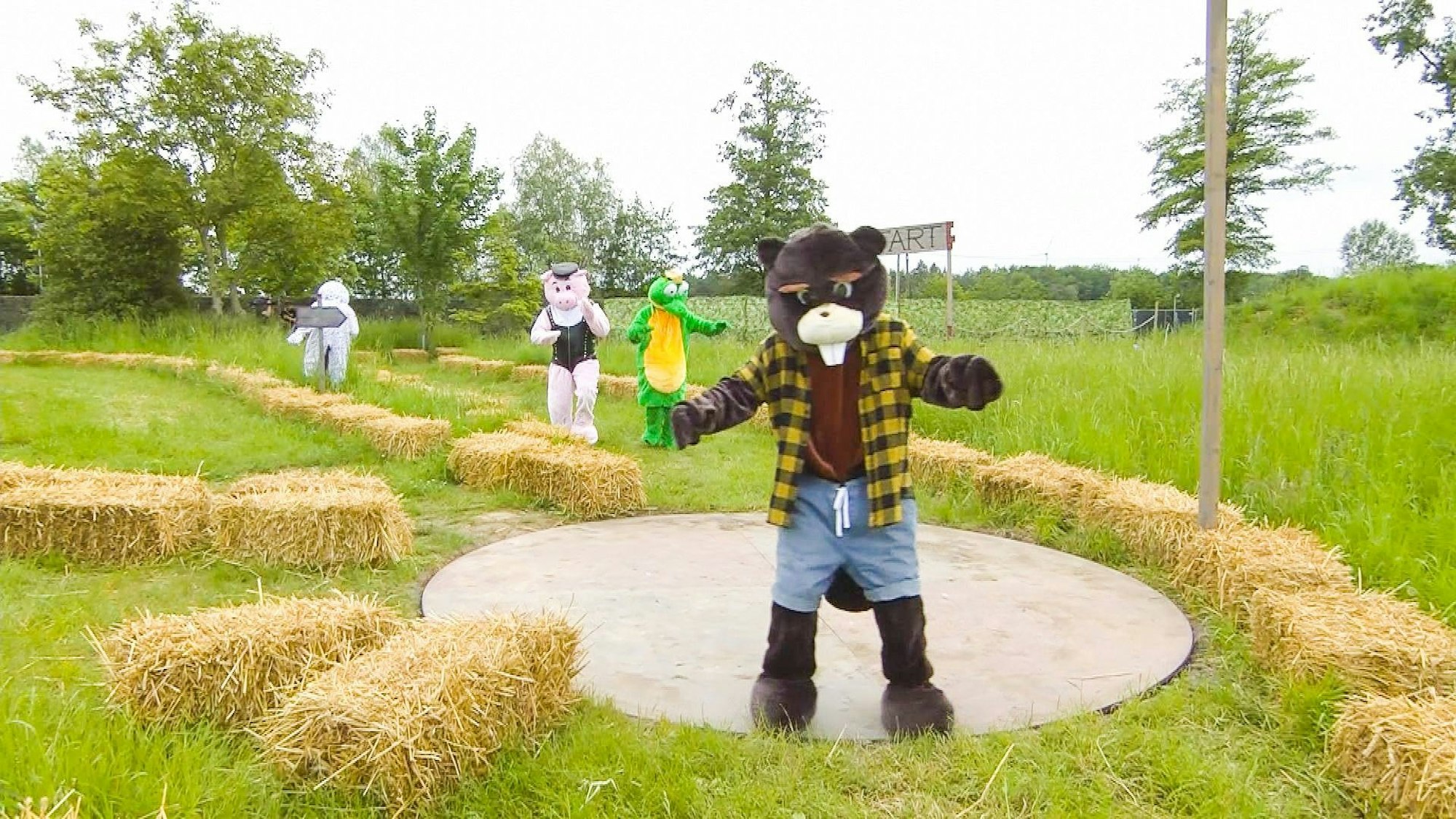 Das Kult-Spiel „Tierisch blind“ zwingt den ein oder anderen Promi zum Aufgeben. Bei dem Spiel ziehen sich die Männer ein Tier-Kostüm über und werden von ihren Frauen mit Anweisungen durch den Parcours geleitet.