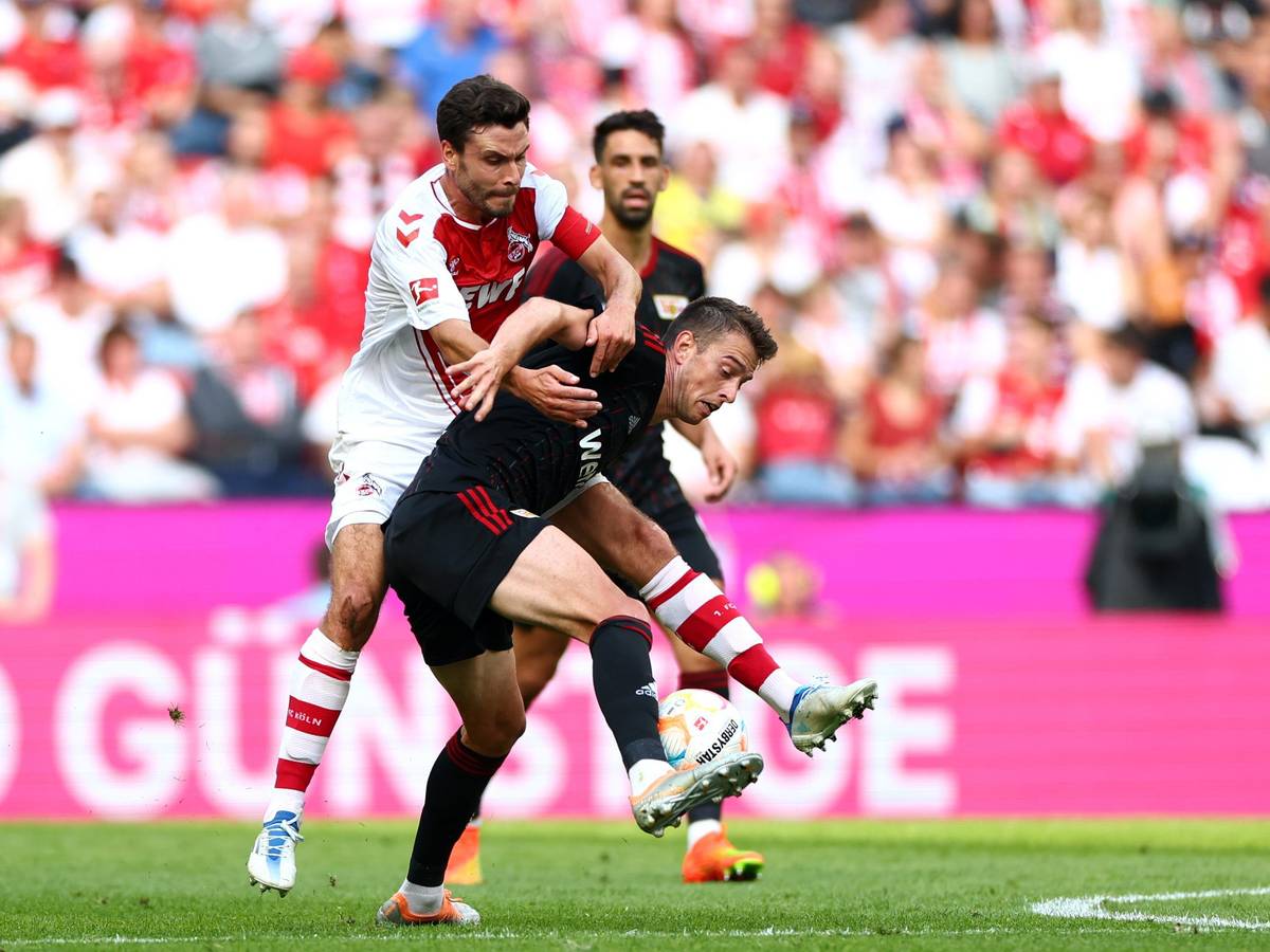 Kölns Jonas Hector im Zweikampf mit Janik Haberer von Union Berlin.