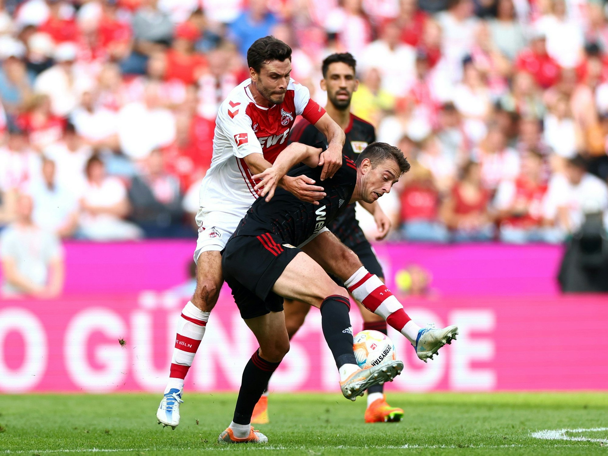 Kölns Jonas Hector im Zweikampf mit Janik Haberer von Union Berlin.