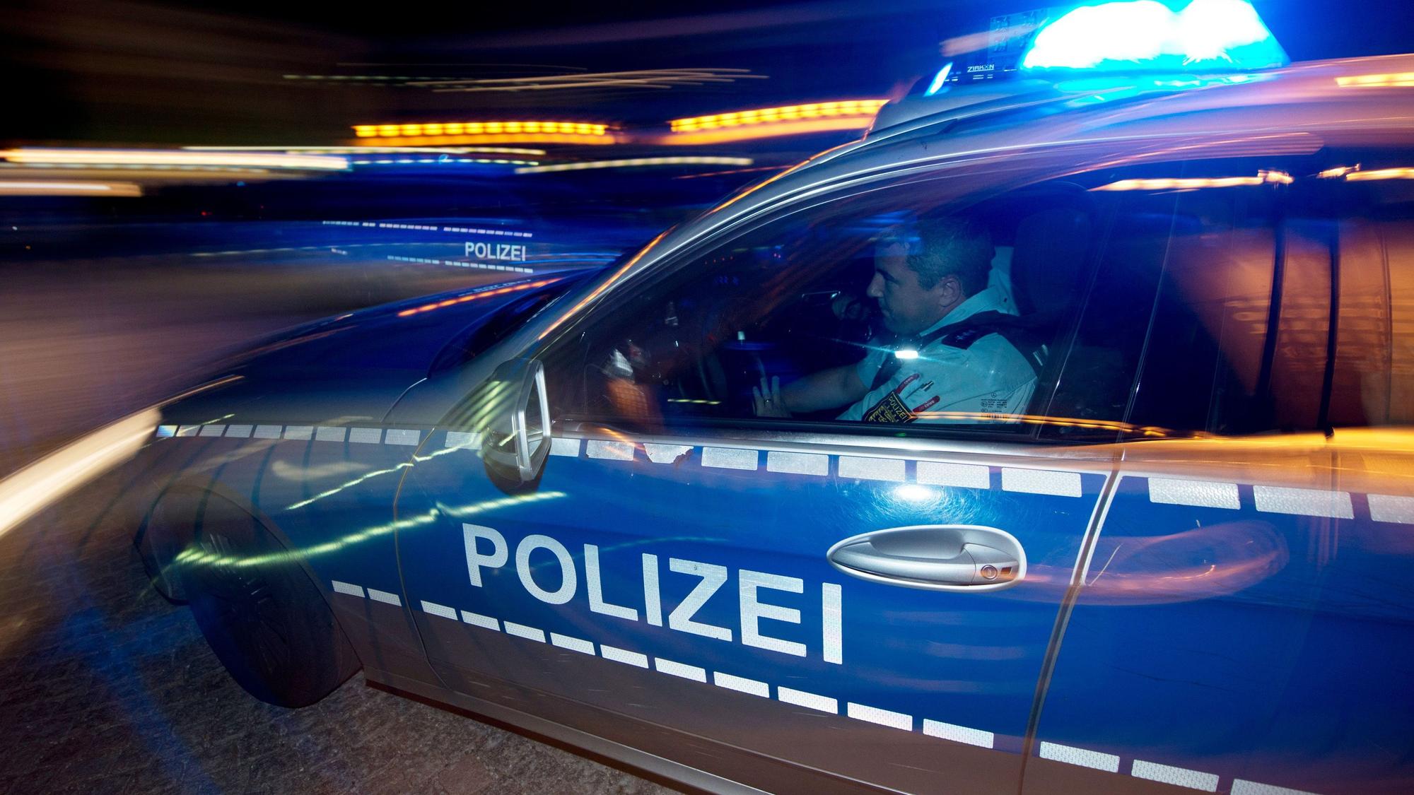 Eine Polizeistreife fährt zu einem Einsatz.
