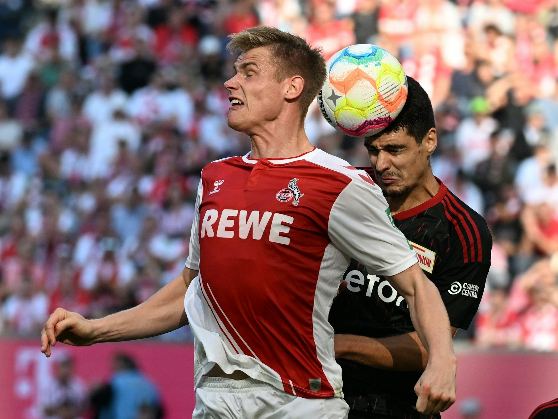 Kölns Steffen Tigges im Kopfballduell mit Union Berlins Diogo Leite