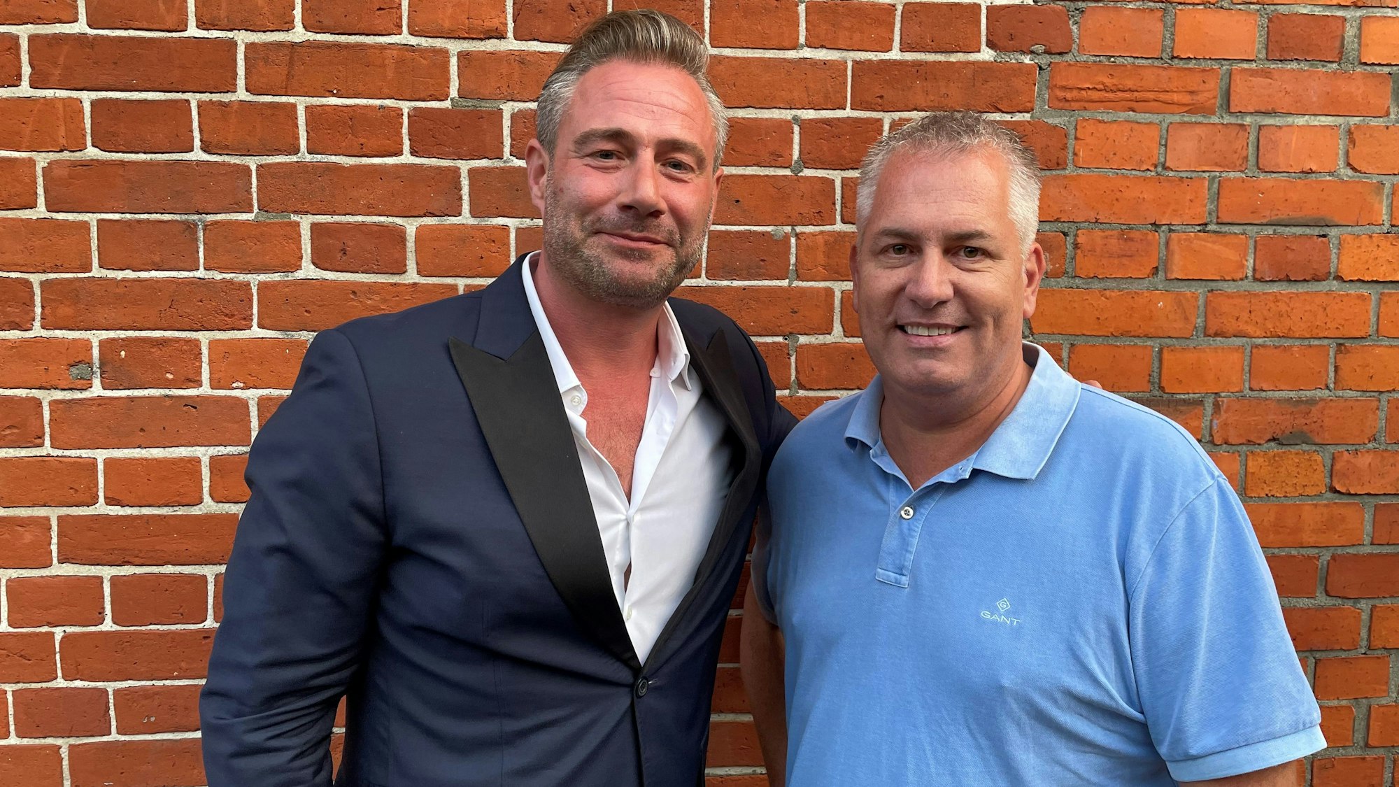 Der Sänger Sasha steht mit Marcel Schwamborn für ein Foto beisammen.